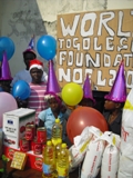 Enfants avec leurs ballons et cadeaux lors de la fête