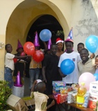 Bénévoles réunis dans la cour de la fête