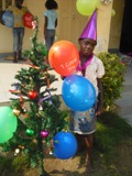 Enfant près du sapin de Noël décoré